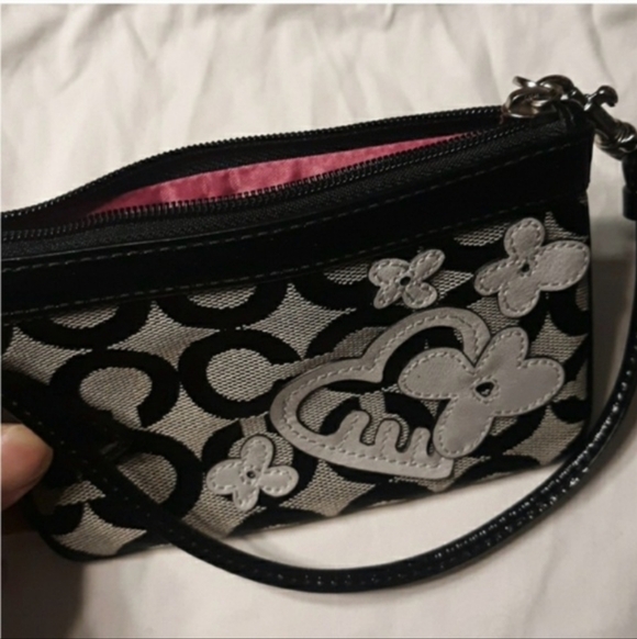 Rare Coach Poppy Black and White Floral Wristlet EUC TO LIKE NEW - Picture 8 of 8